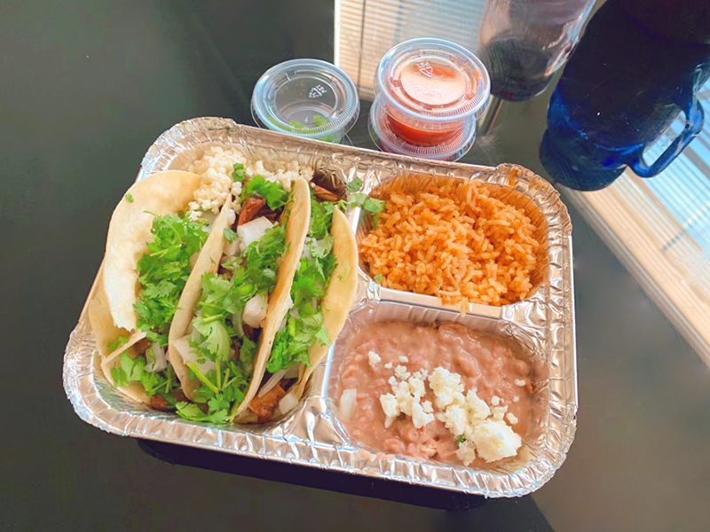 Contenedor de papel de aluminio de 3 compartimentos.